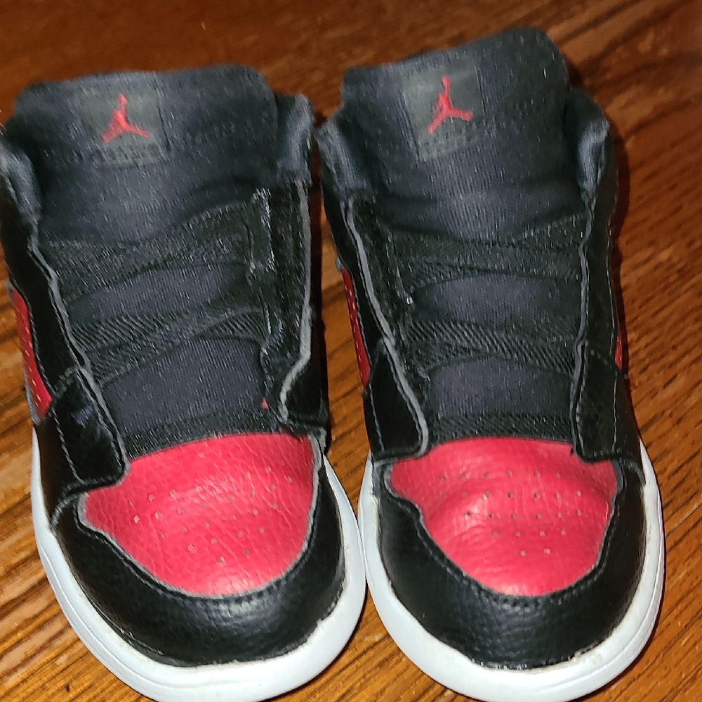 JORDAN red and black mid. 10C